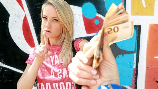 Заинтересовал блондинку пачкой евро и развёл на секс на улице