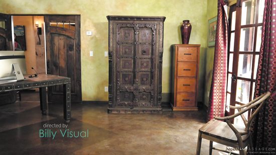 Мускулистый клиент вынудил милфу делать массаж и вести конференцию