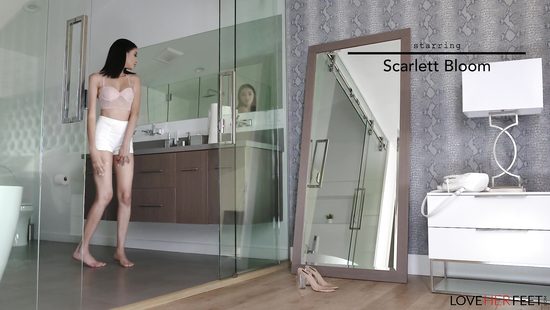 На вебкамеру подруга подрочила член ногами и дала себя чпокнуть