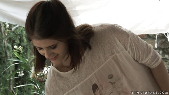 Сама всё сделала на даче и в награду получила фаллос в тугую попочку