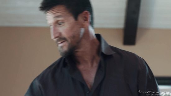 Папарацци снимает через окно секс богатого мужика с молодой любовницей