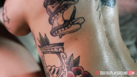 Татуированная лесбиянка успокоила испуганную тётку однополым сексом