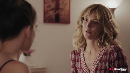 Познакомилась в баре с татуированным парнем и позже оценила его член