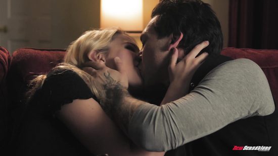 Познакомилась в баре с татуированным парнем и позже оценила его член