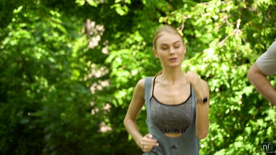 После утренней пробежки муж занёс в спальню уставшую жену и чпокнул