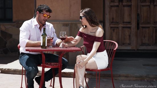 Взрослый ловелас жестко поимел молоденькую студентку в киску большим членом