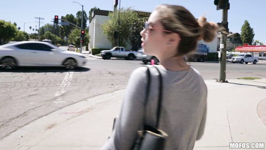 За бабки малышка без проблем сделала минет и дала кончить на мордашку