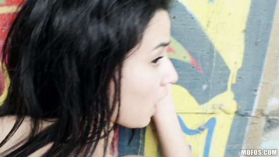 Похотливый пикапер оттрахал продажную потаскушку в бритую киску под мостом