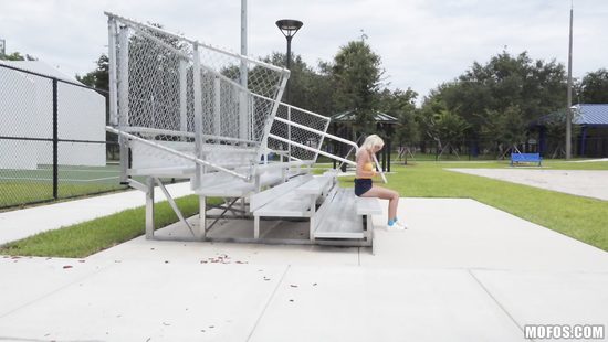 На стадионе снял за деньги загорелую блондинку и жахнул её на улице