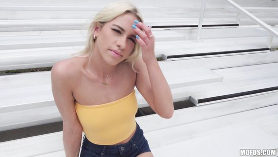 На стадионе снял за деньги загорелую блондинку и жахнул её на улице