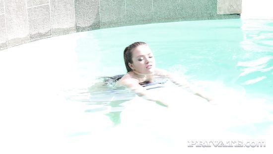 Встретились у бассейна чтобы насладиться оральными ласками и потрахаться