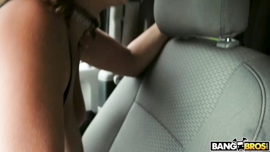 Похотливый парень пердолит раскованную красотку в публичных местах