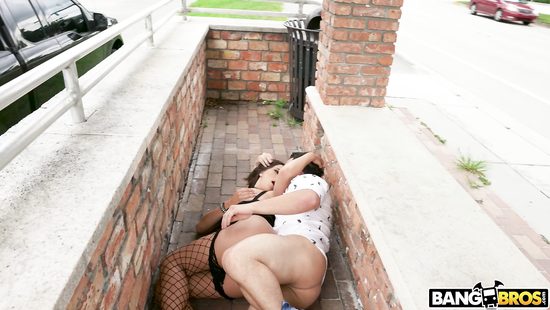 Похотливый парень пердолит раскованную красотку в публичных местах