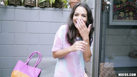 Сексапильная мулатка насладилась жестким трахом с пикапером в подворотне