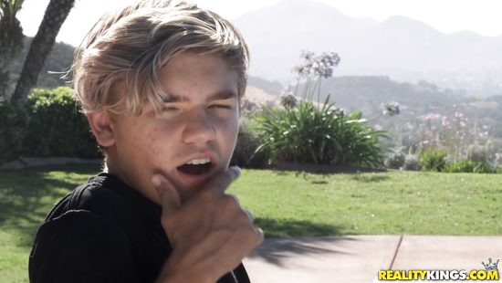 Увидел мамку подруги в бикини и член сам попросился в бой