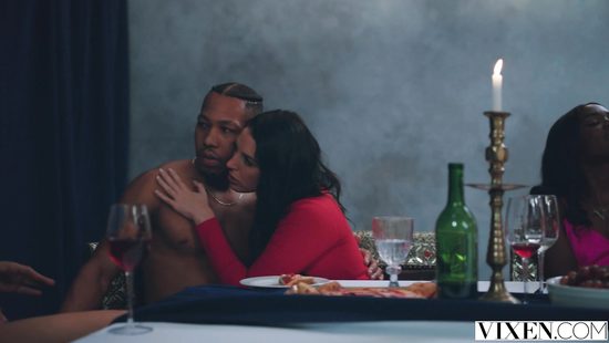 Группа сексапильных девушек устроила оргию с несколькими мужиками на столе