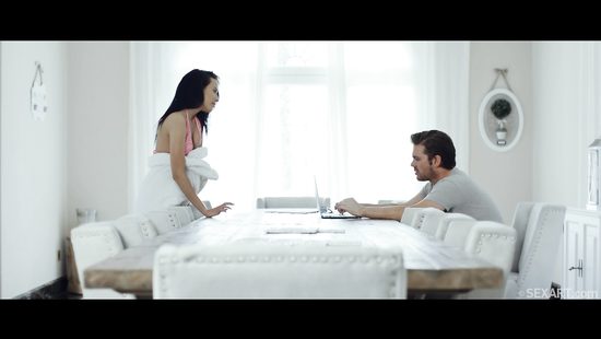 Озабоченный парень оттрахал худенькую девушку в киску и кончил внутрь