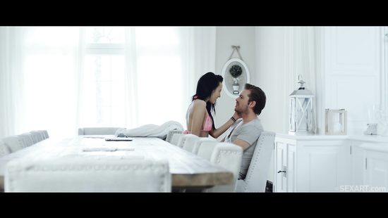 Озабоченный парень оттрахал худенькую девушку в киску и кончил внутрь