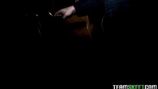 Худенькая девка с татуировками трахается с парнем в тишине как в последний раз