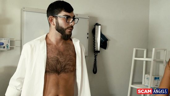 Похотливый доктор оттрахал двух медсестричек лесбиянок огромным членом