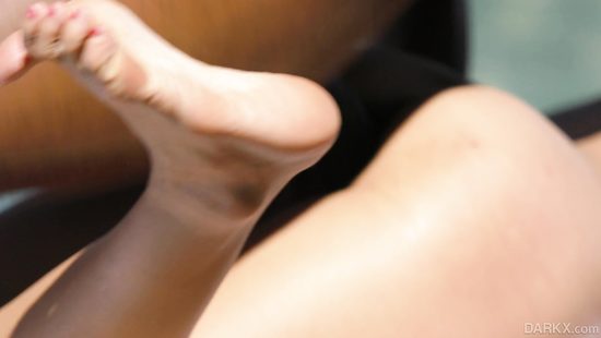 Страховой агент страхует попку азиатки здоровым чёрным членом