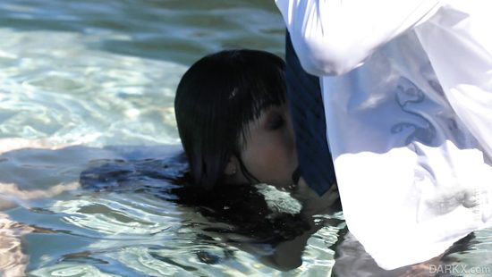 Страховой агент страхует попку азиатки здоровым чёрным членом