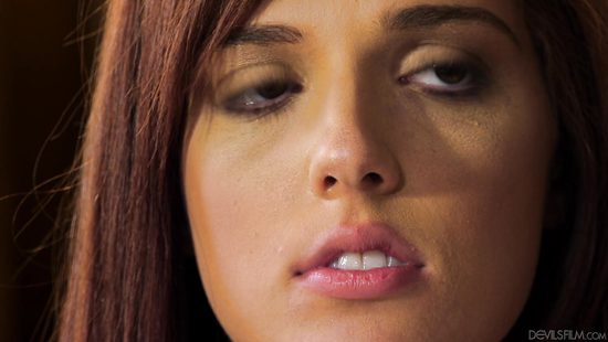 Пожилой друг отца твердым хером натянул симпатичную рыжую молодуху