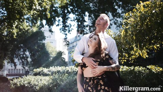 Обеспеченный самец жёстко отпорол на диване похотливую сучку