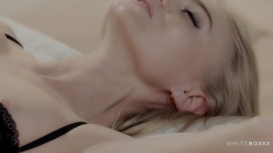 Худая стройная блондинка на белой кровати наслаждается членом бойфренда