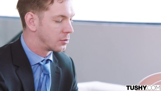 Иностранные бизнесмены в два ствола чпокнули грудастую блондинку из бара