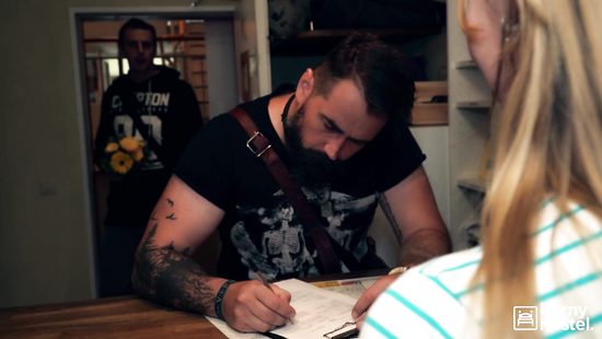 Сестрёнки туристки устроили в хостеле групповуху с одним парнем