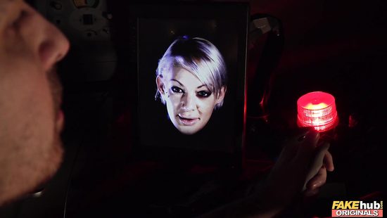 Межгалактический таксист трахает в поездке девушку андроида