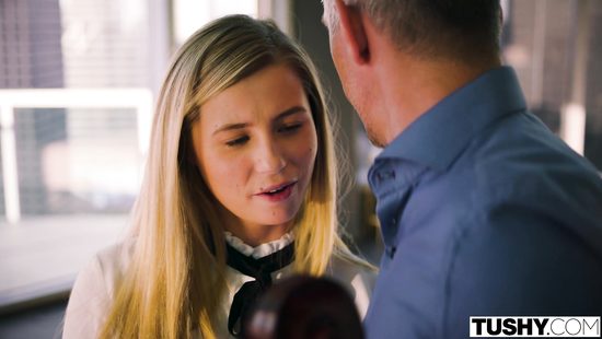 Миниатюрная студентка натягивает тугую попку на большой член преподавателя