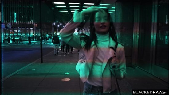 Нигер засадил громадный член в киску миниатюрной брюнетки