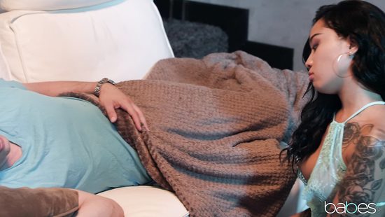 Чернокожая студентка добилась взаимности от друга своего отца