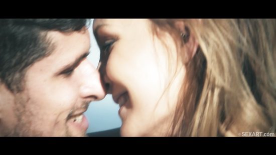 Стройная потаскушка нежно трахается с богатеньким парнем на лоджии