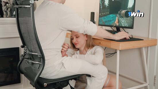 Тебе важнее пацаны в онлайне?