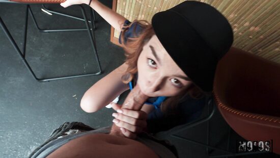 Всего лишь секс с официанткой у всех на виду