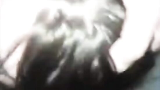 Жадно сосет