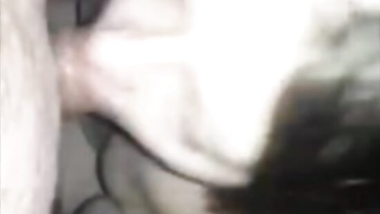 Жадно сосет