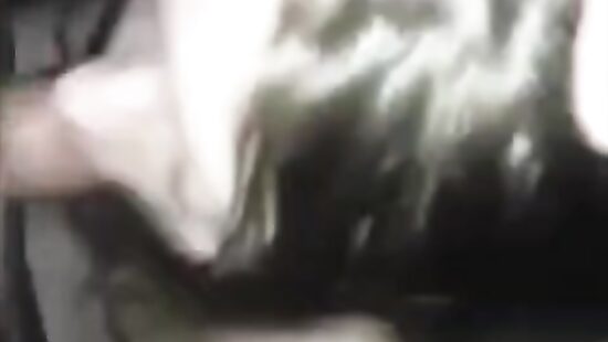 Жадно сосет