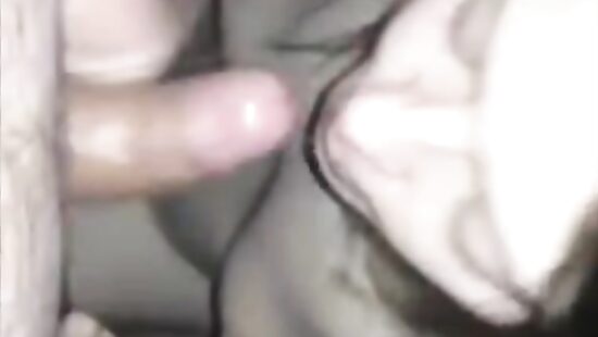 Жадно сосет