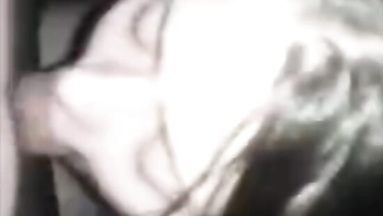 Жадно сосет