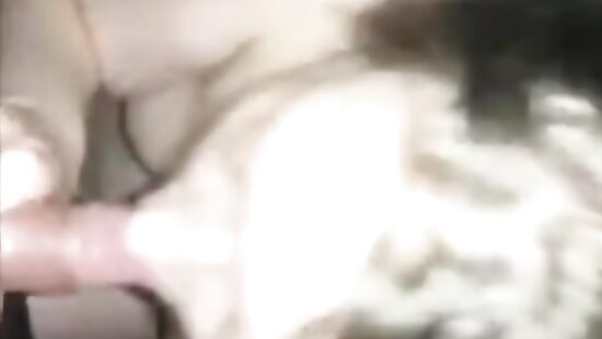 Жадно сосет