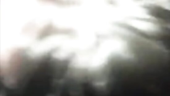 Жадно сосет