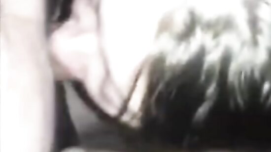 Жадно сосет