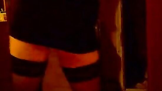 Танцует стриптиз