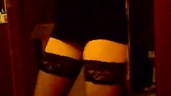 Танцует стриптиз