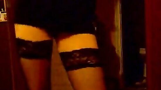 Танцует стриптиз