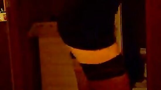 Танцует стриптиз